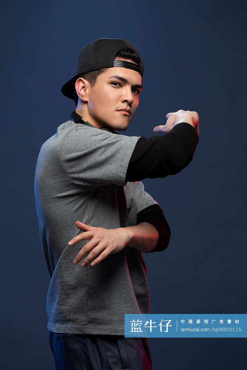 时尚的年轻男子跳舞