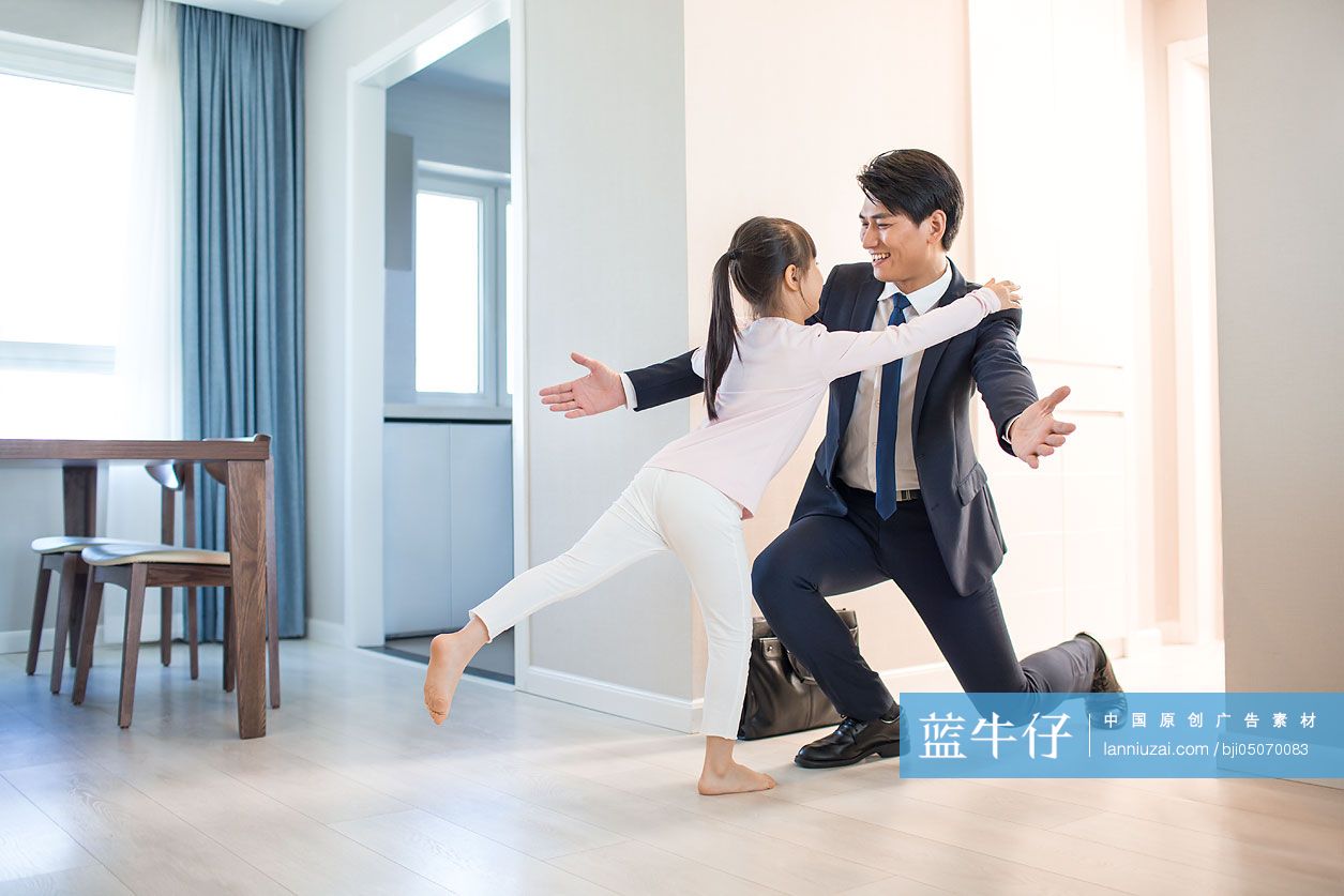 年轻父亲下班回到家