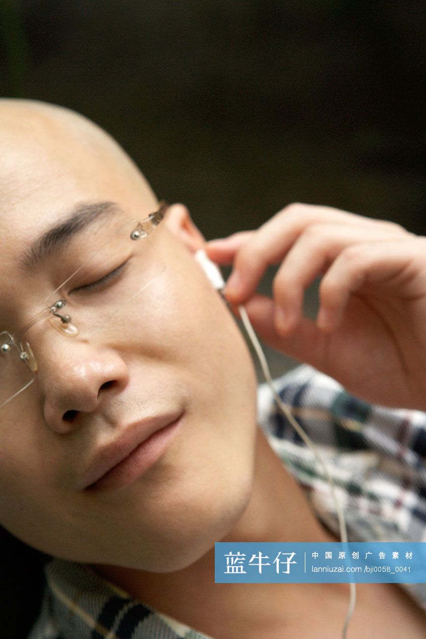 年轻男子听音乐