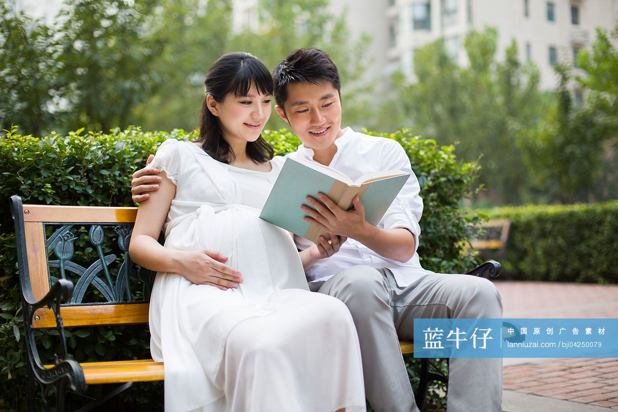 丈夫和怀孕的妻子-蓝牛仔影像-中国原创广告影像素材