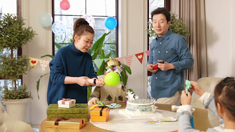 快乐家庭开生日派对