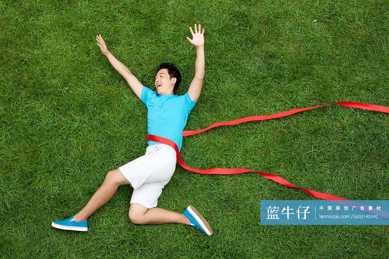 创意男子在草地上模仿冲刺