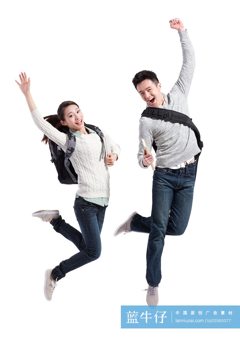兴奋的大学生情侣跳跃