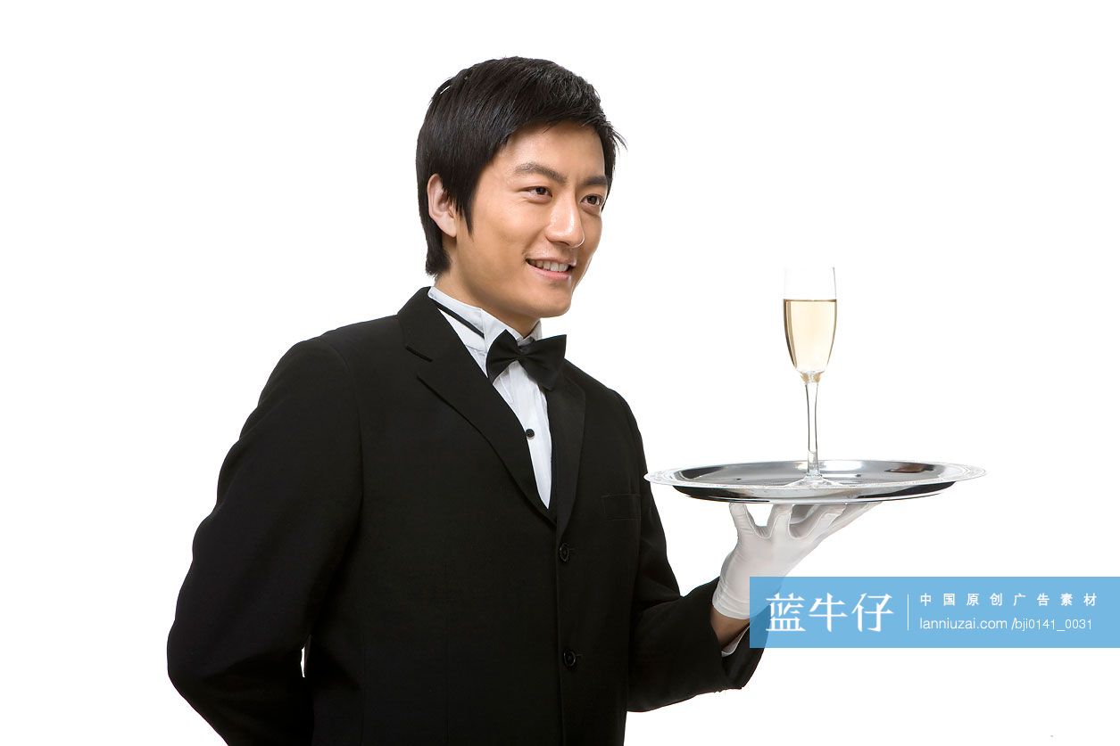 端酒杯的服务员