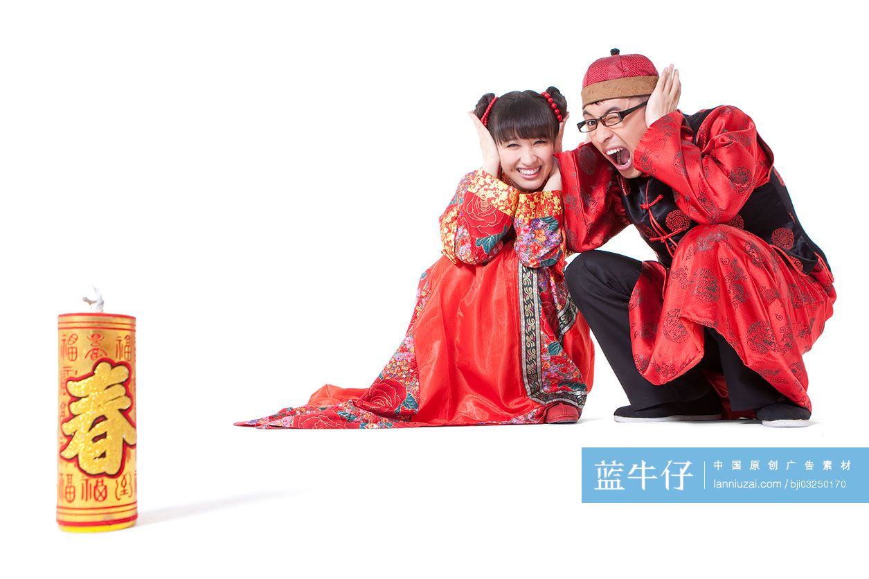 穿传统服装的情侣燃放爆竹