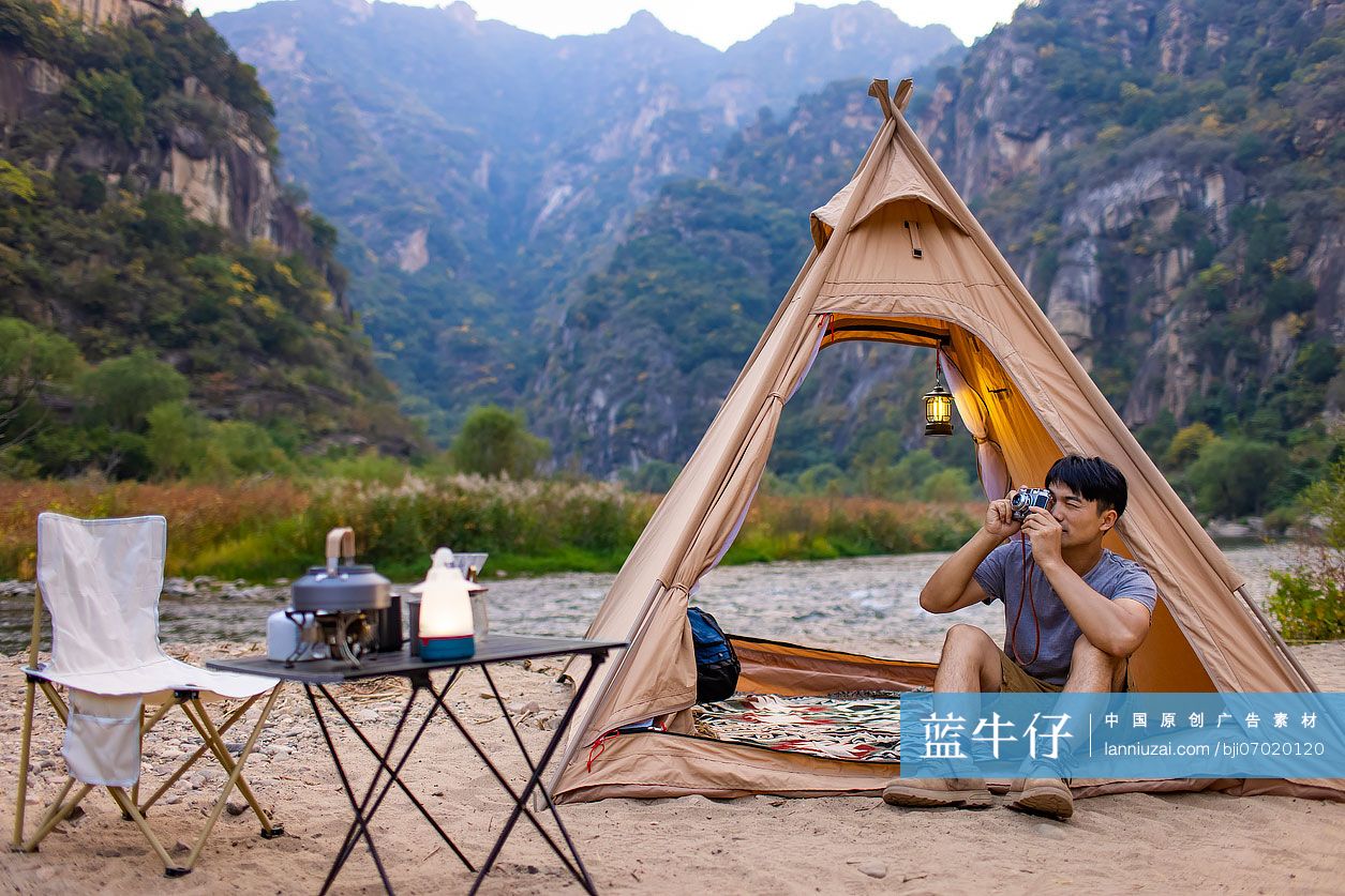 年轻男子户外拍摄美景