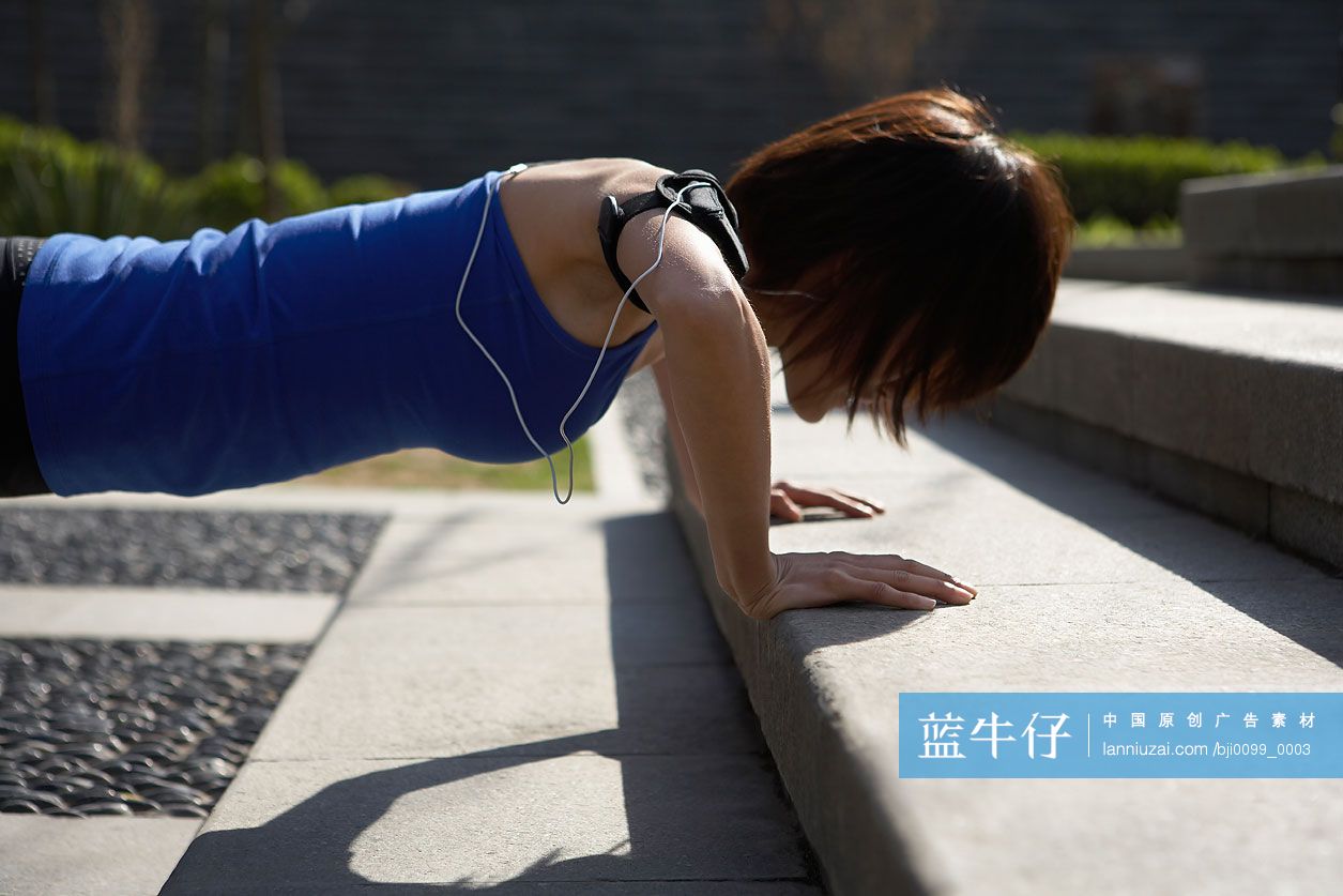 在做伏地挺身的年轻女孩