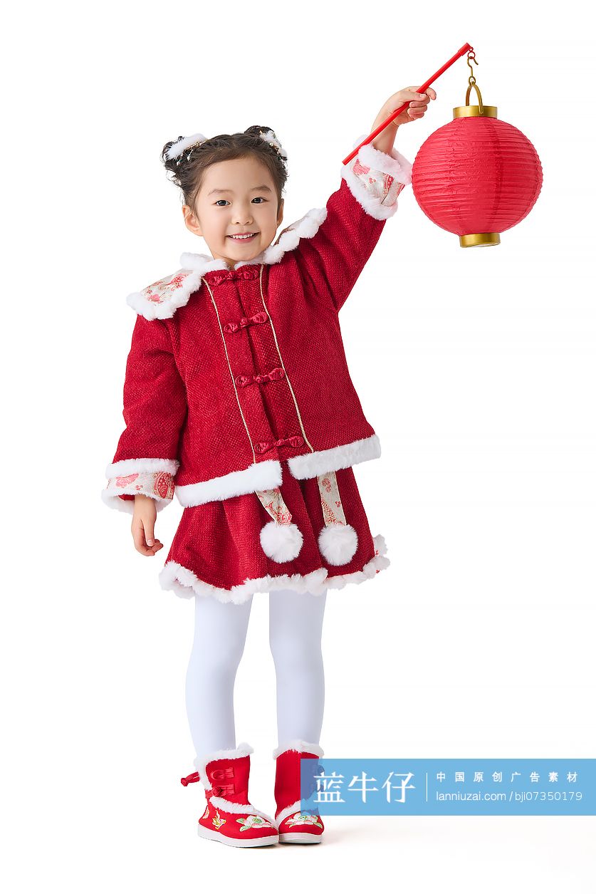 穿着传统服饰的小女孩庆祝新年