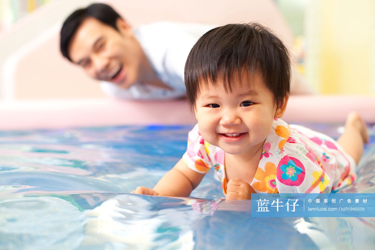 父女在亲子中心玩耍