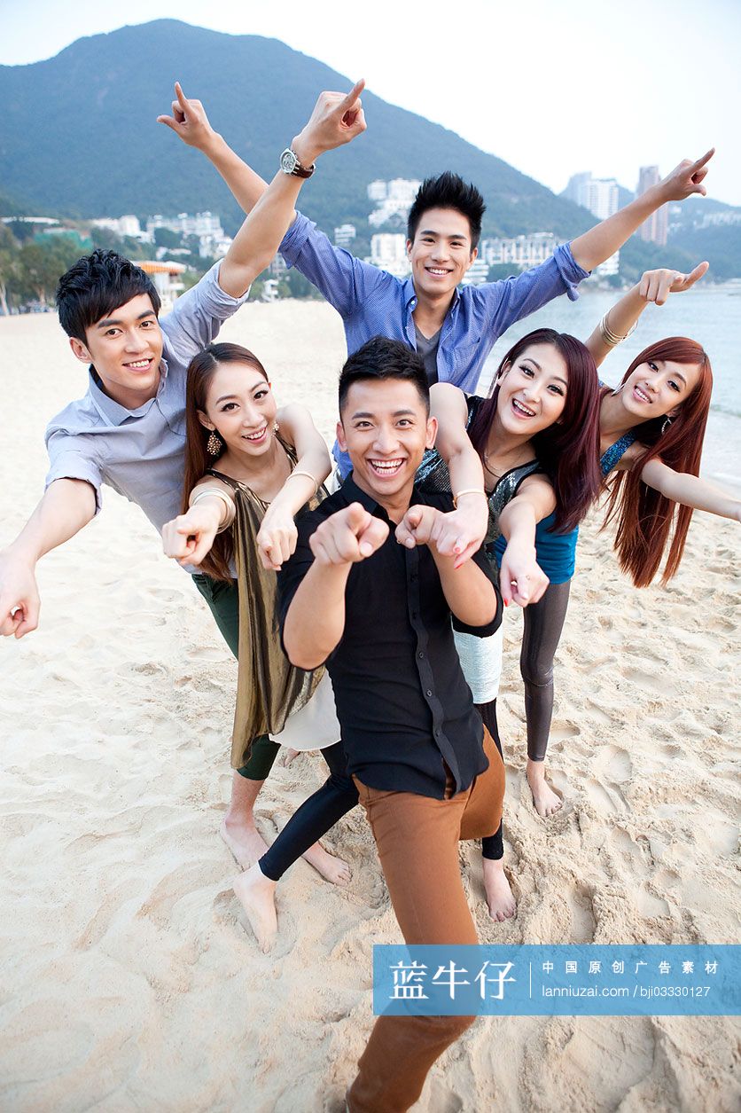 活跃的年轻人在沙滩上合影