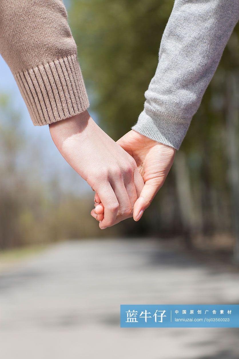 手拉手的情侣