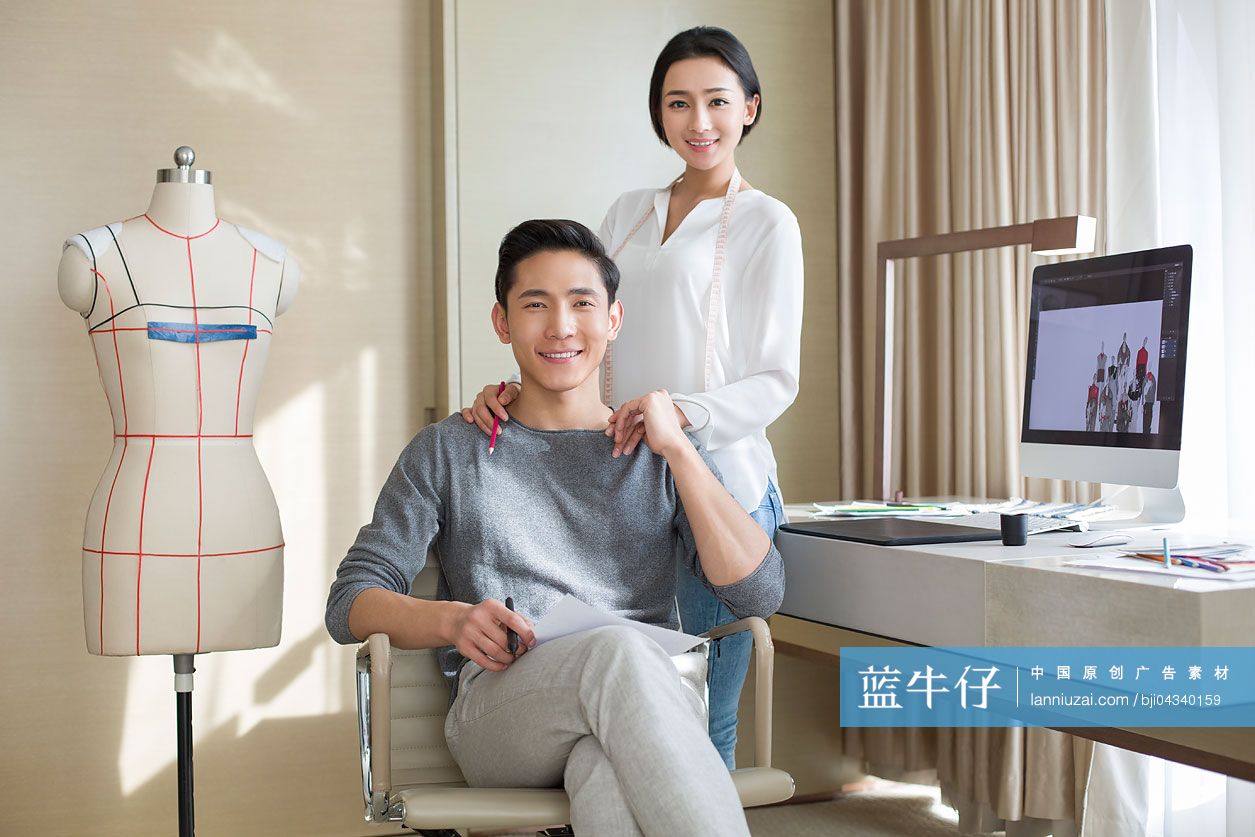 年轻服装设计师夫妇一起工作