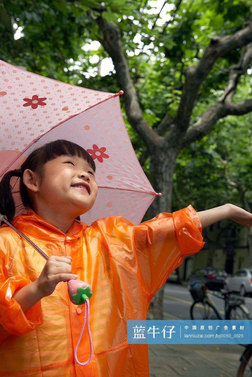 雨天玩耍的小女孩