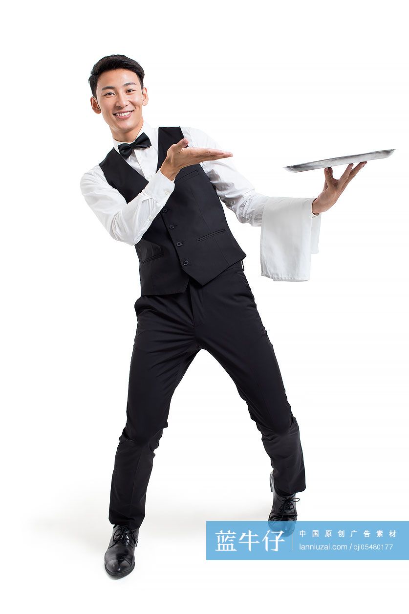 年轻服务员上菜