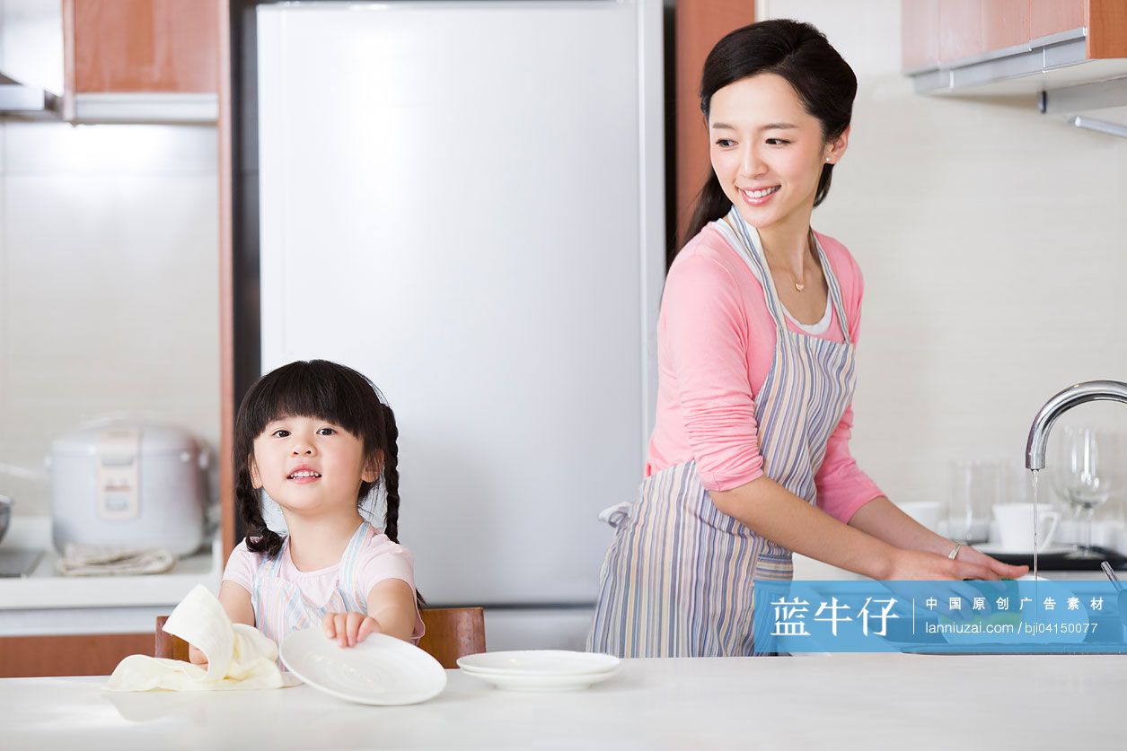 妈妈和女儿一起洗碗擦盘子