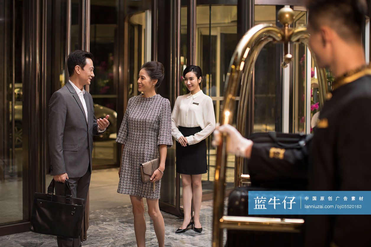 商务人士在酒店大厅谈话