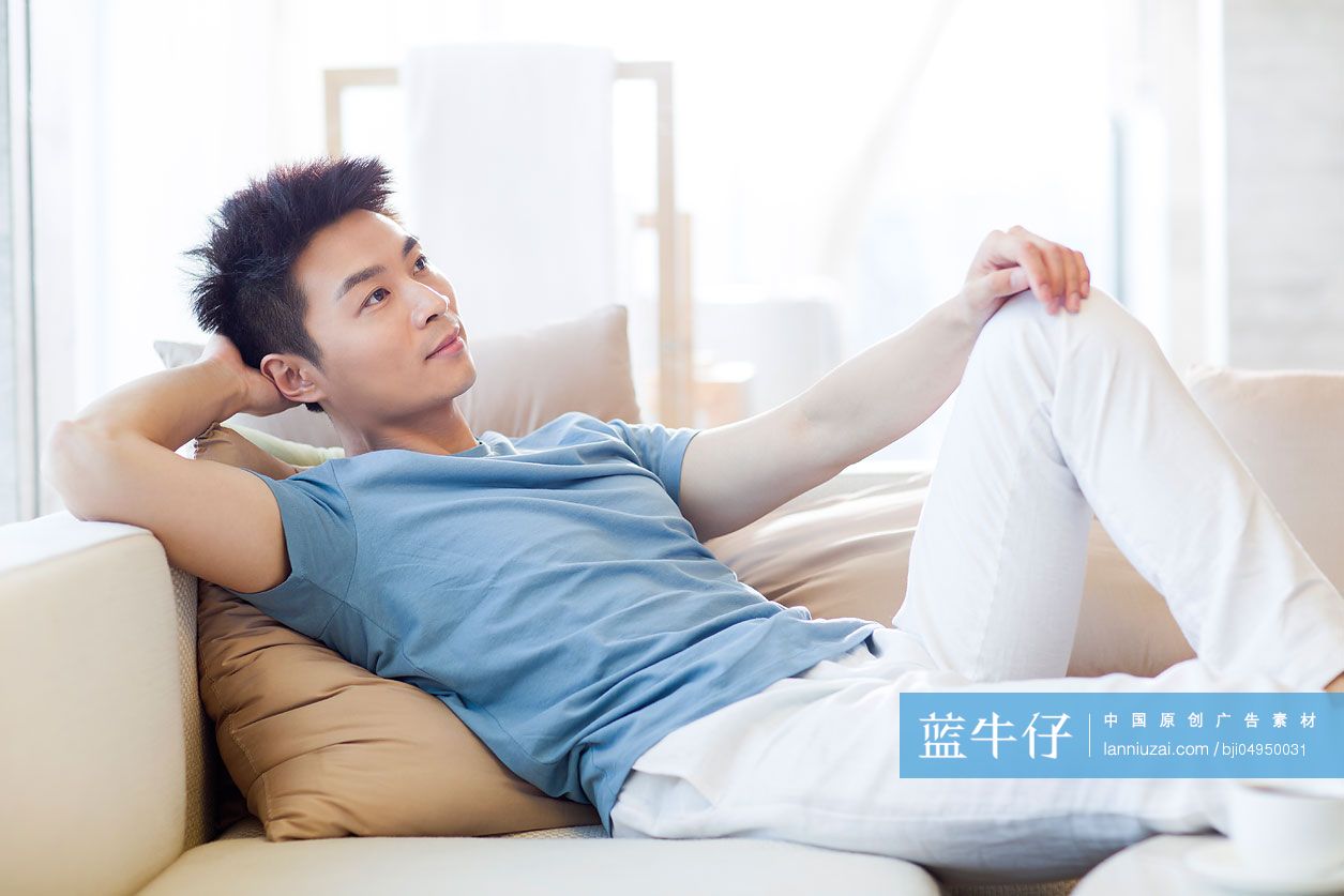 年轻男子在沙发上休息