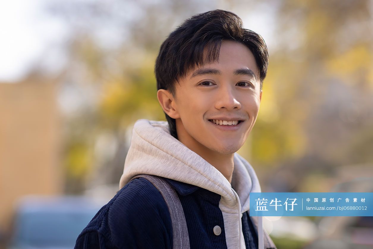 快乐的大学生肖像