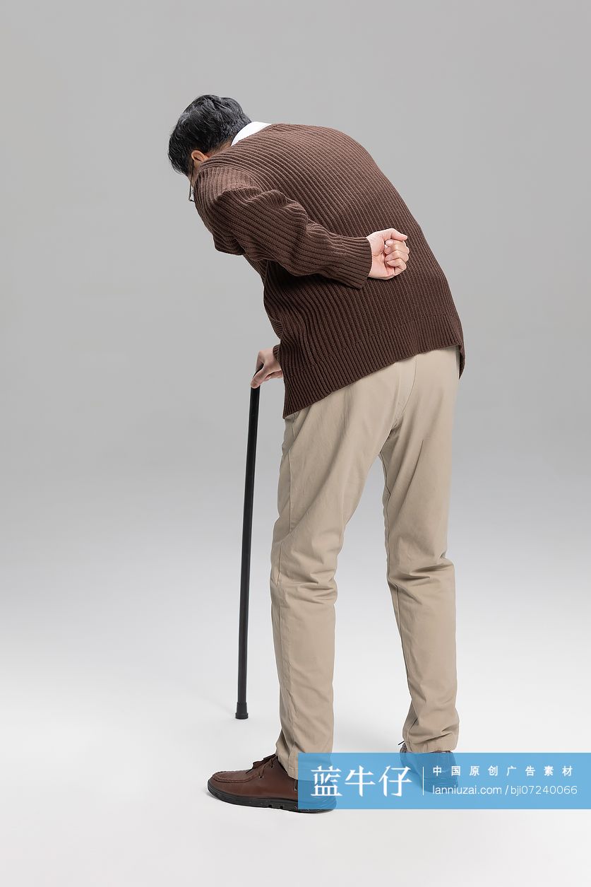 老年男子身体不适