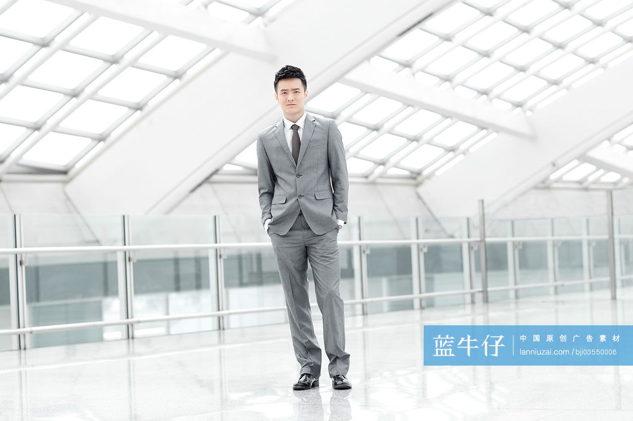 商务男士在机场