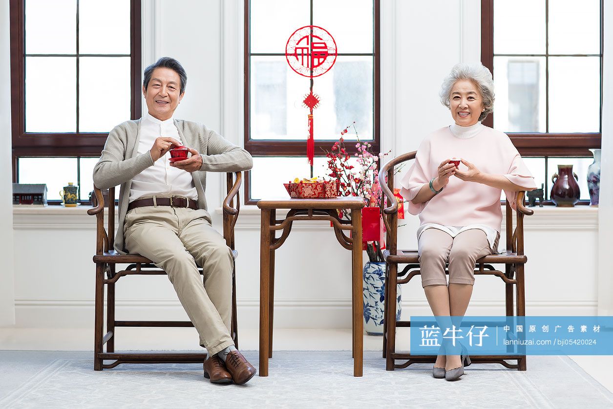 老年夫妇在家里喝茶-蓝牛仔影像-中国原创广告影像素材