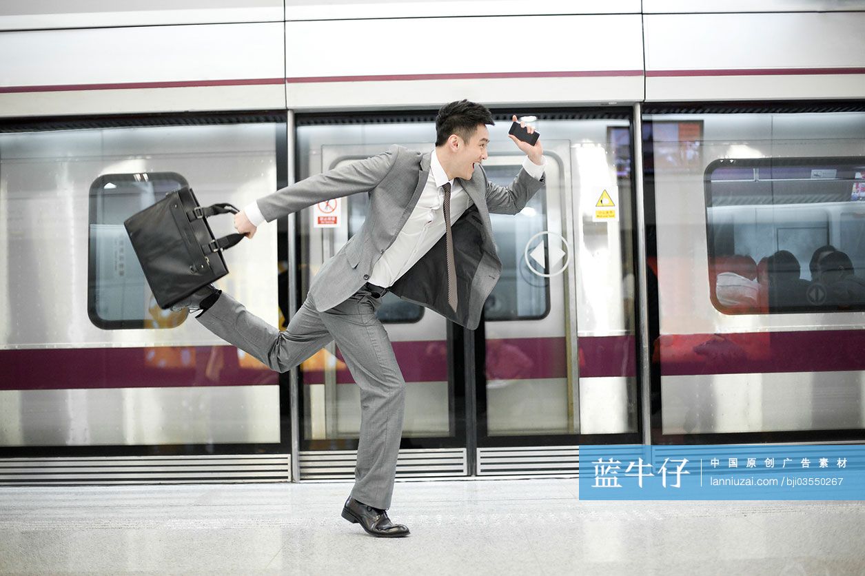 地铁站里赶时间的商务男士