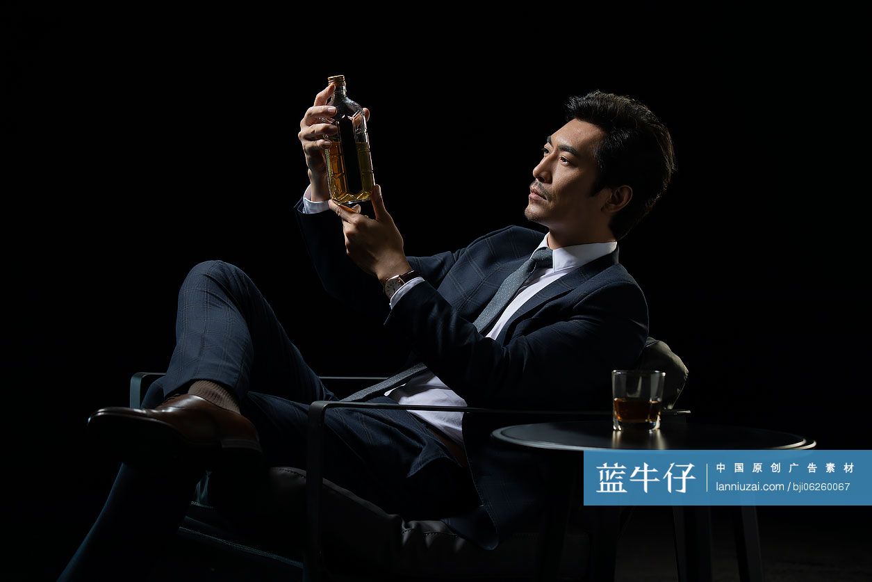 成功的商务男士喝酒