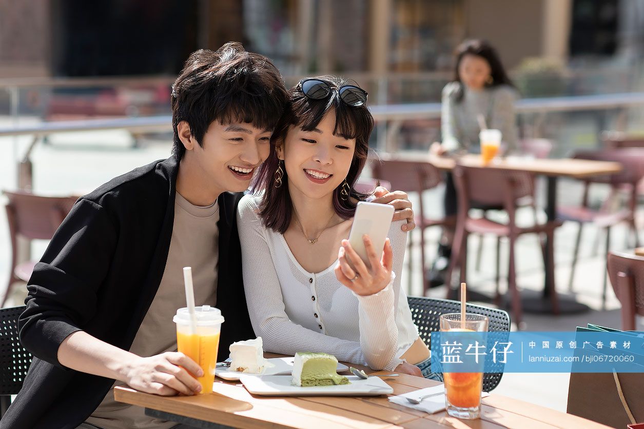 快乐的年轻情侣使用手机