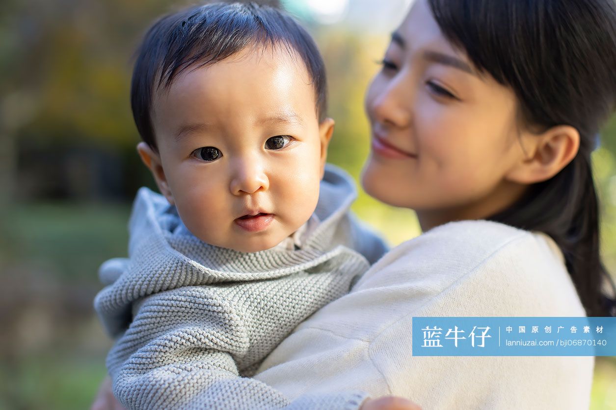 年轻的母亲和婴儿玩耍-蓝牛仔影像-中国原创广告影像素材