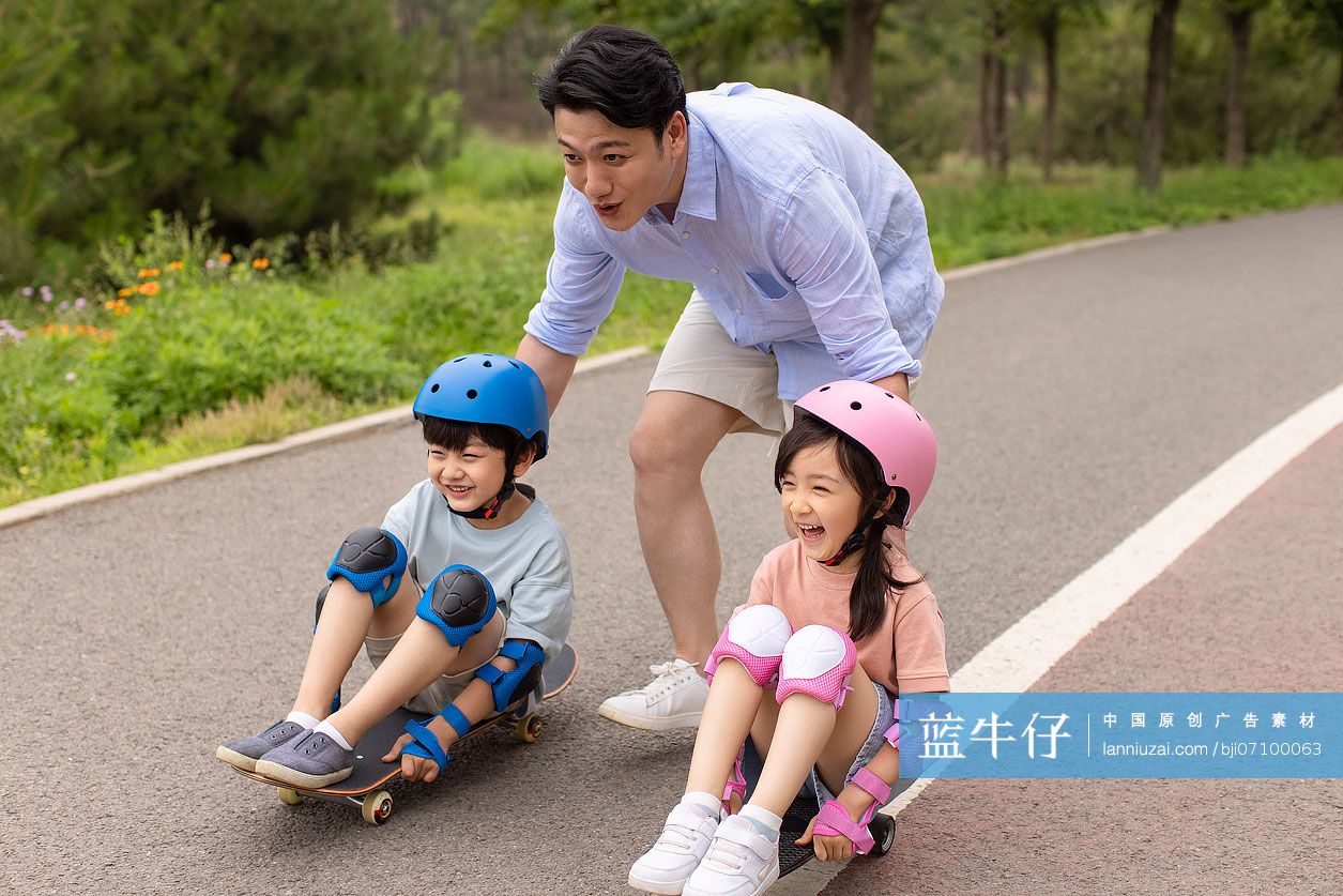 爸爸带孩子玩滑板
