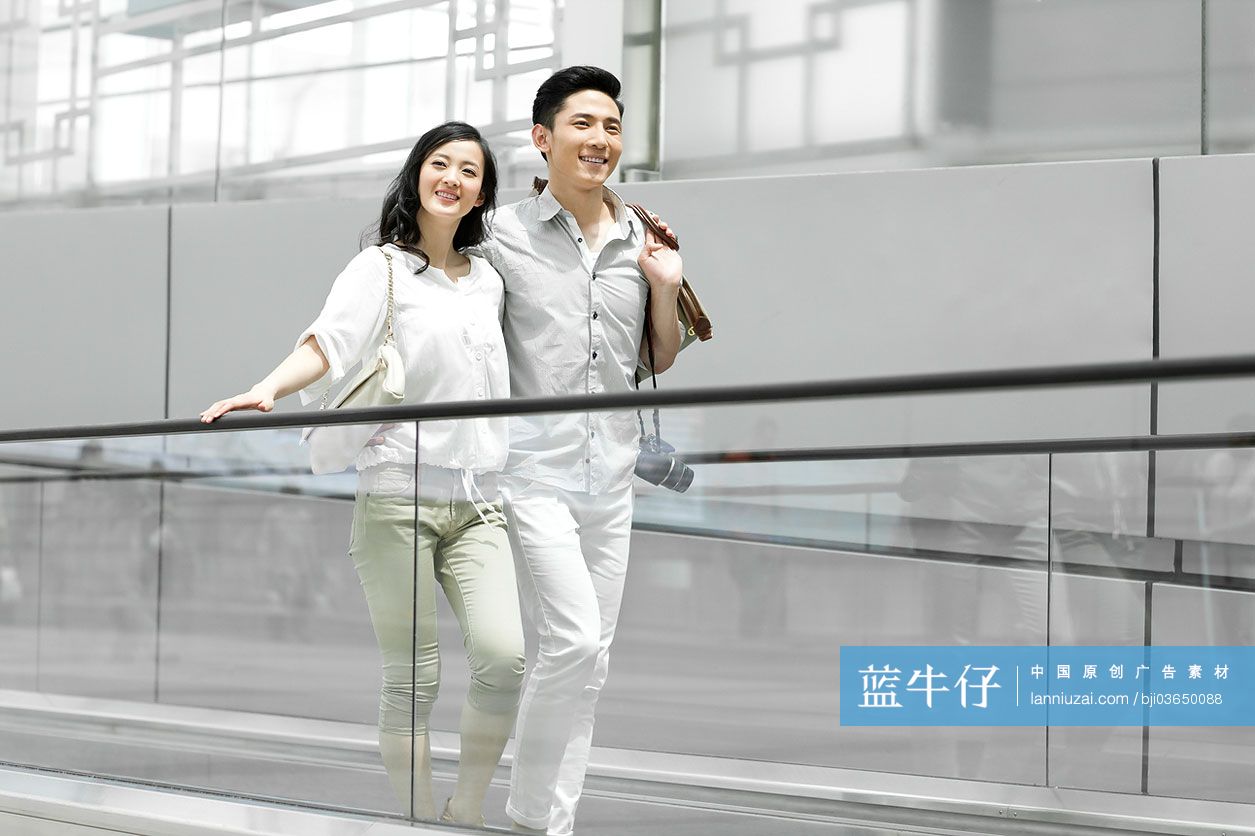 年轻情侣乘坐电梯