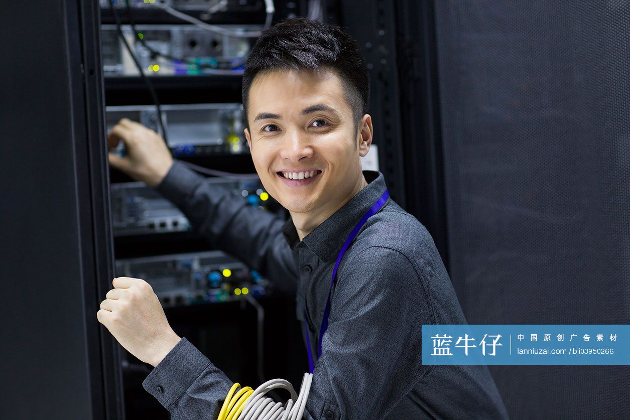 技术员在机房检查维修