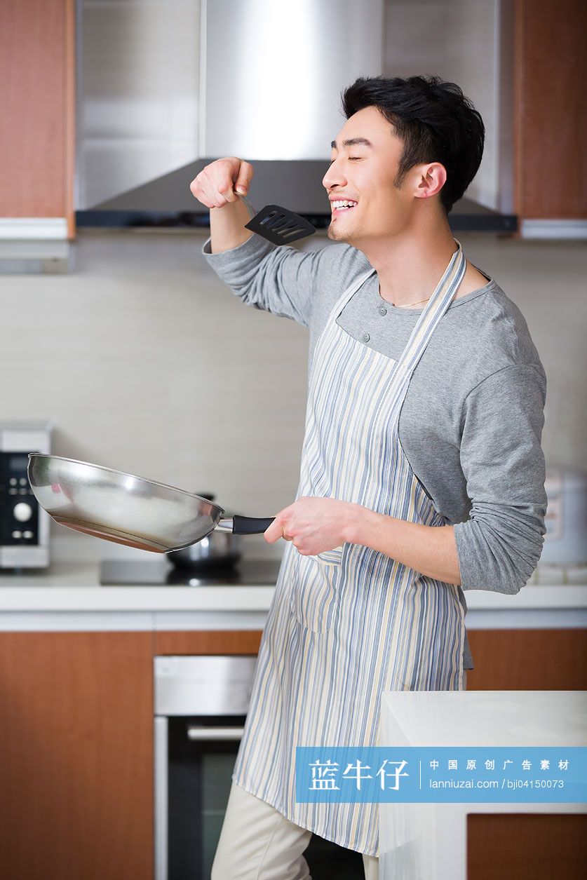 年轻男子品尝味道