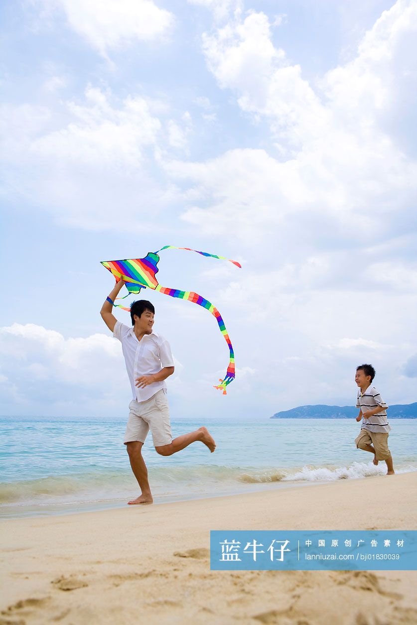 父子在海边放风筝