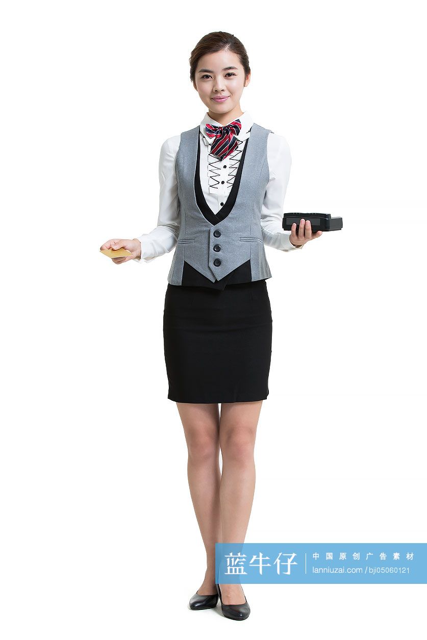 酒店微笑女服务生与信用卡支付