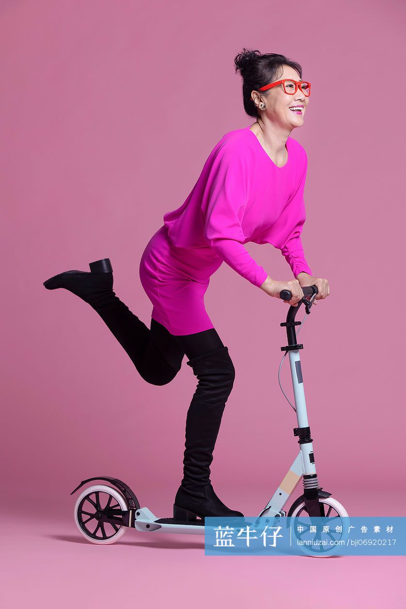 幽默时尚的老年女子骑滑板车