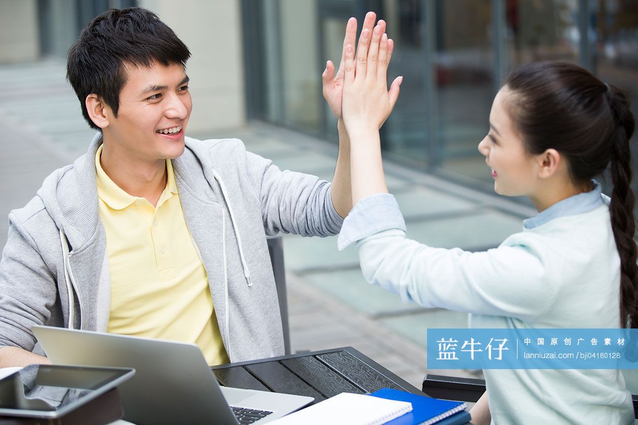 大学生情侣击掌庆贺