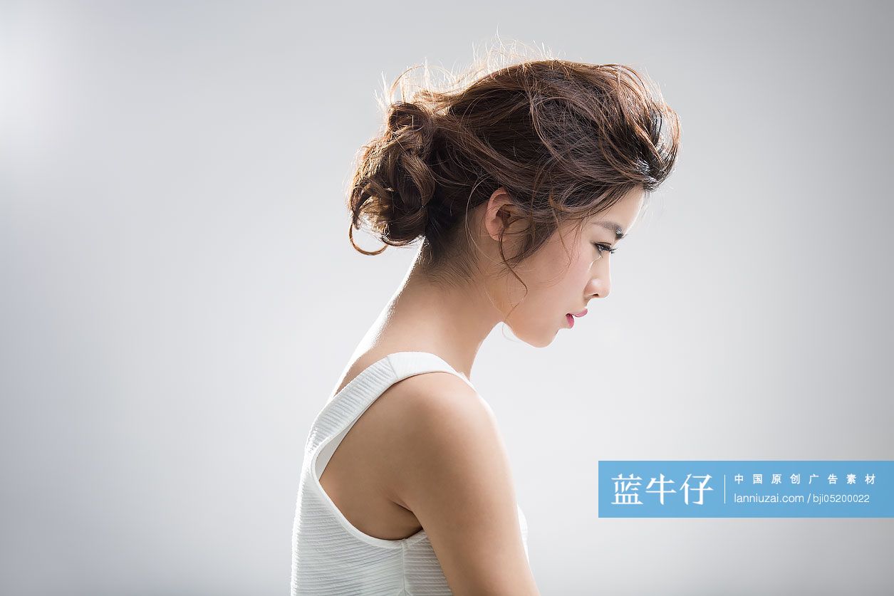 年轻美女侧面像