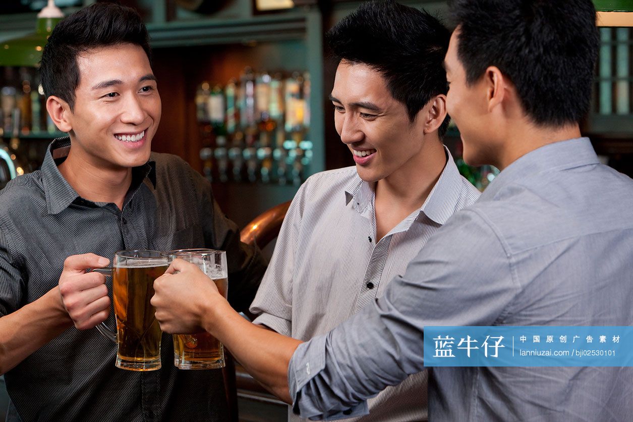 青年男子在酒吧