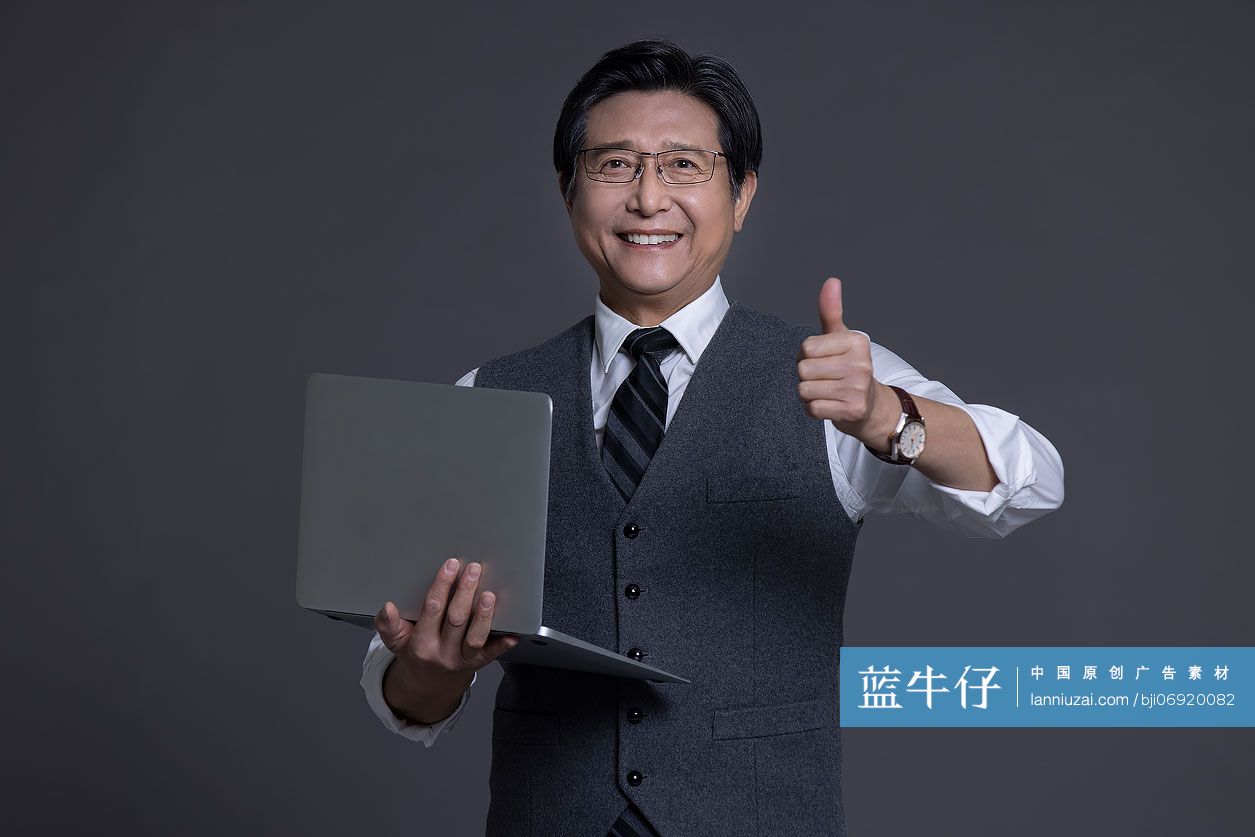 自信的商务男士拿着笔记本电脑
