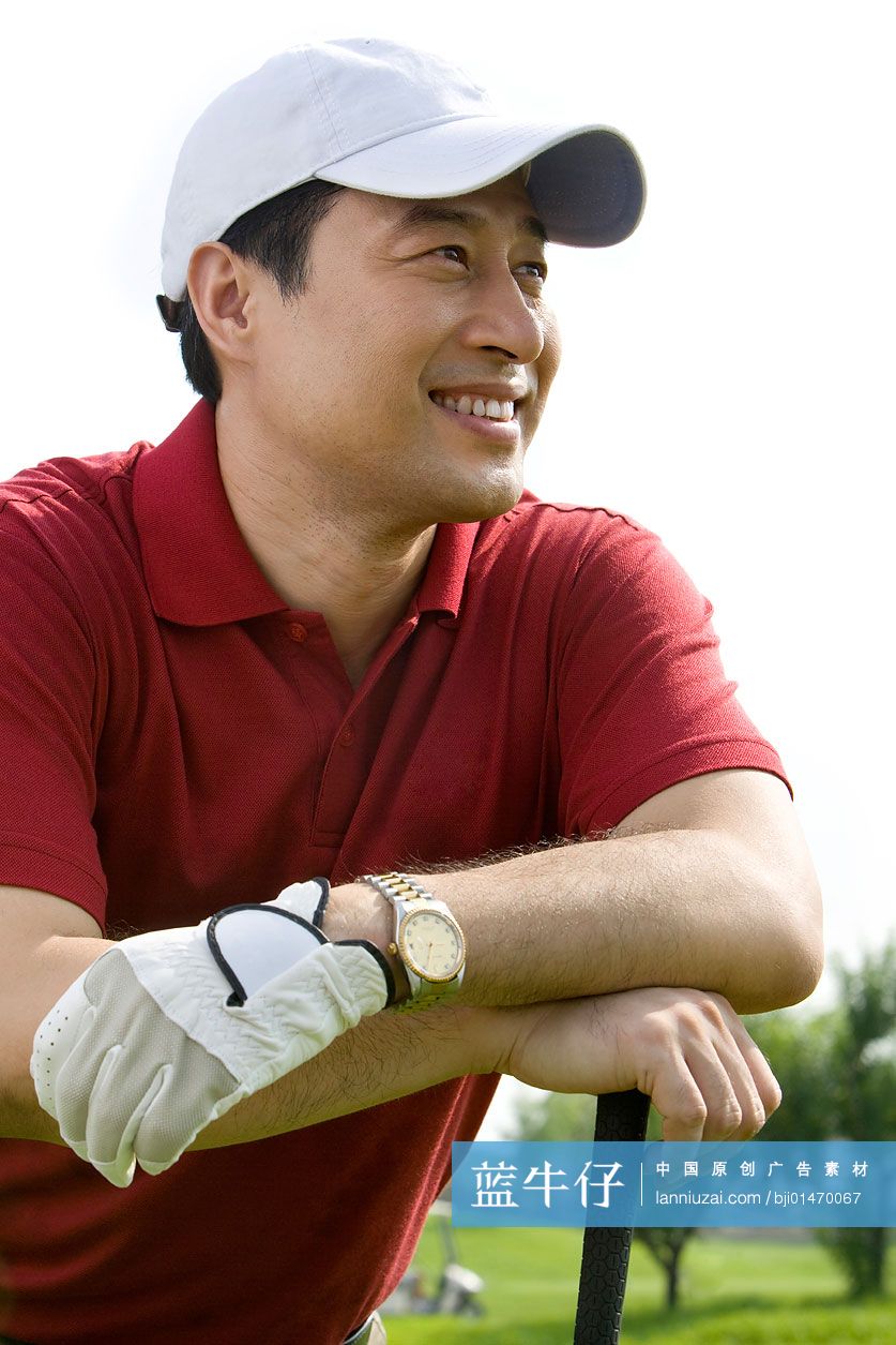 微笑的高尔夫男球手