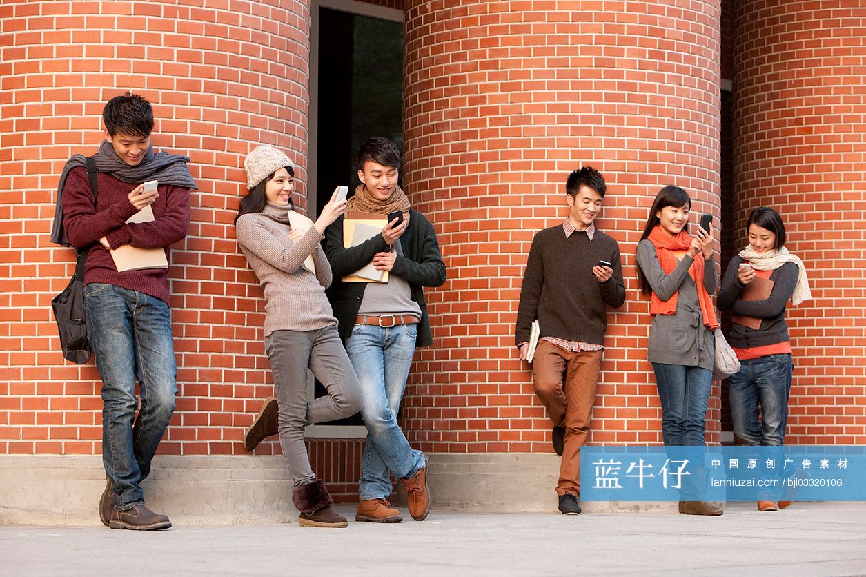 大学生在校园里玩手机
