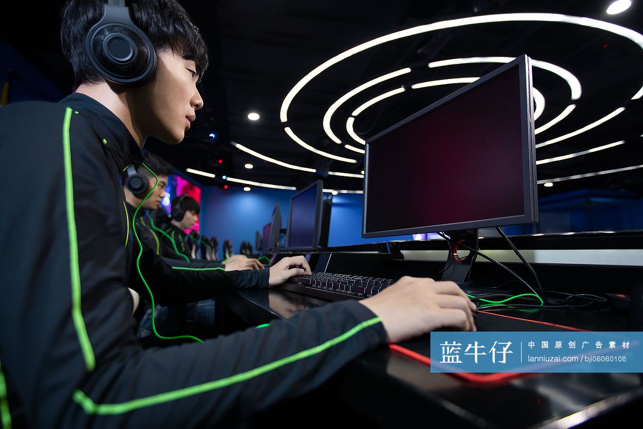 年轻人玩电竞游戏