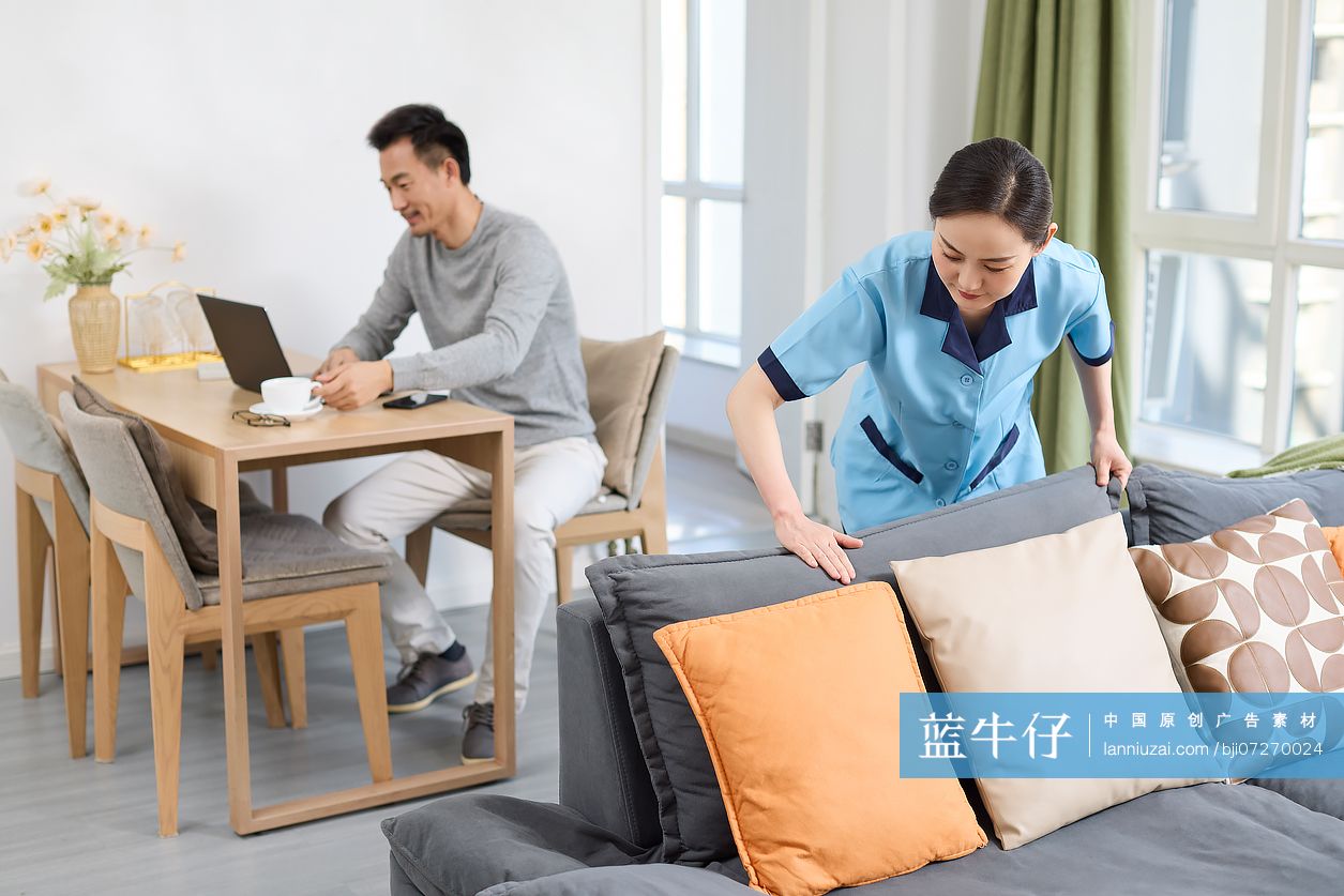 家政人员打扫卫生
