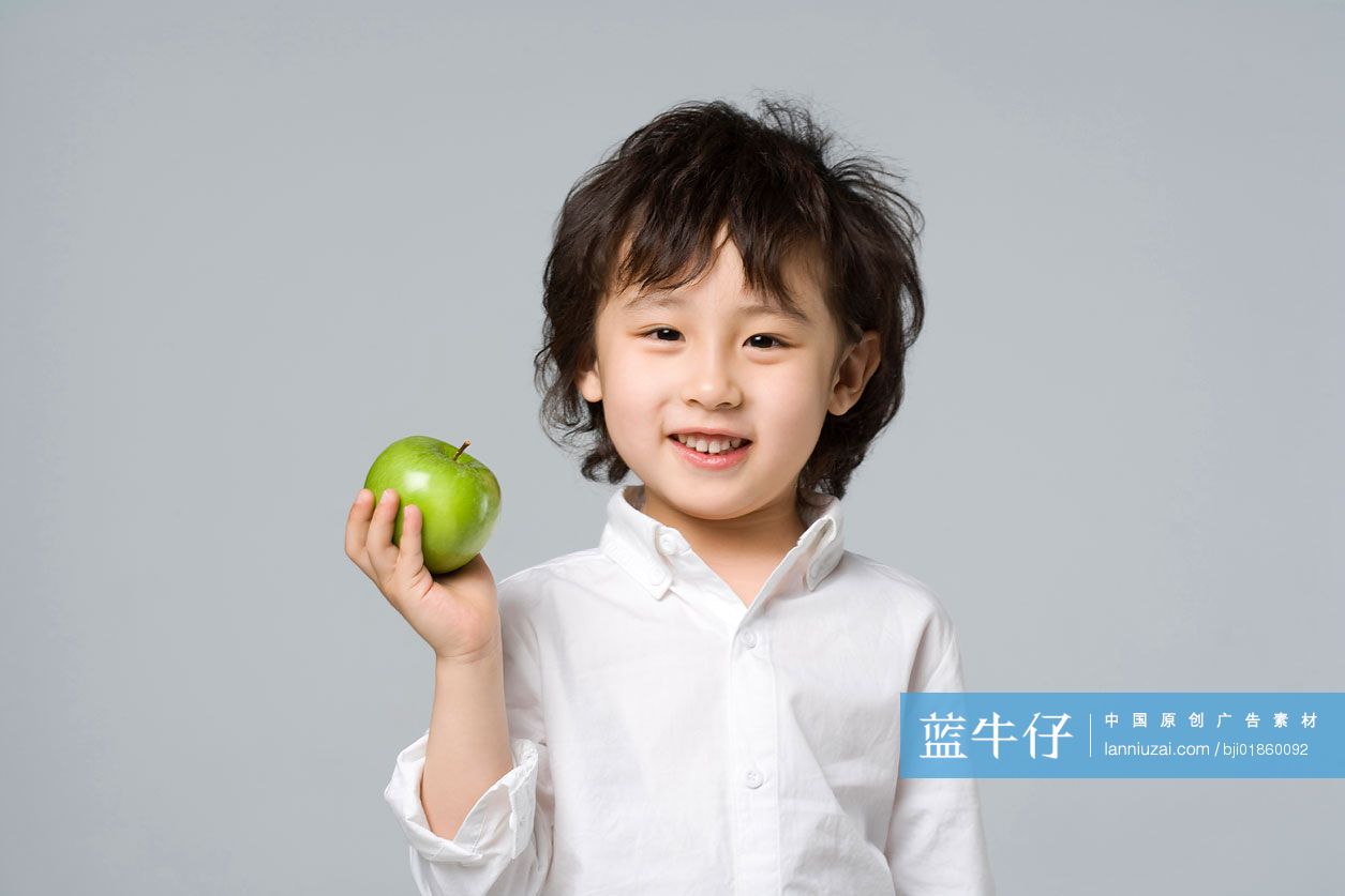 小男孩拿着苹果