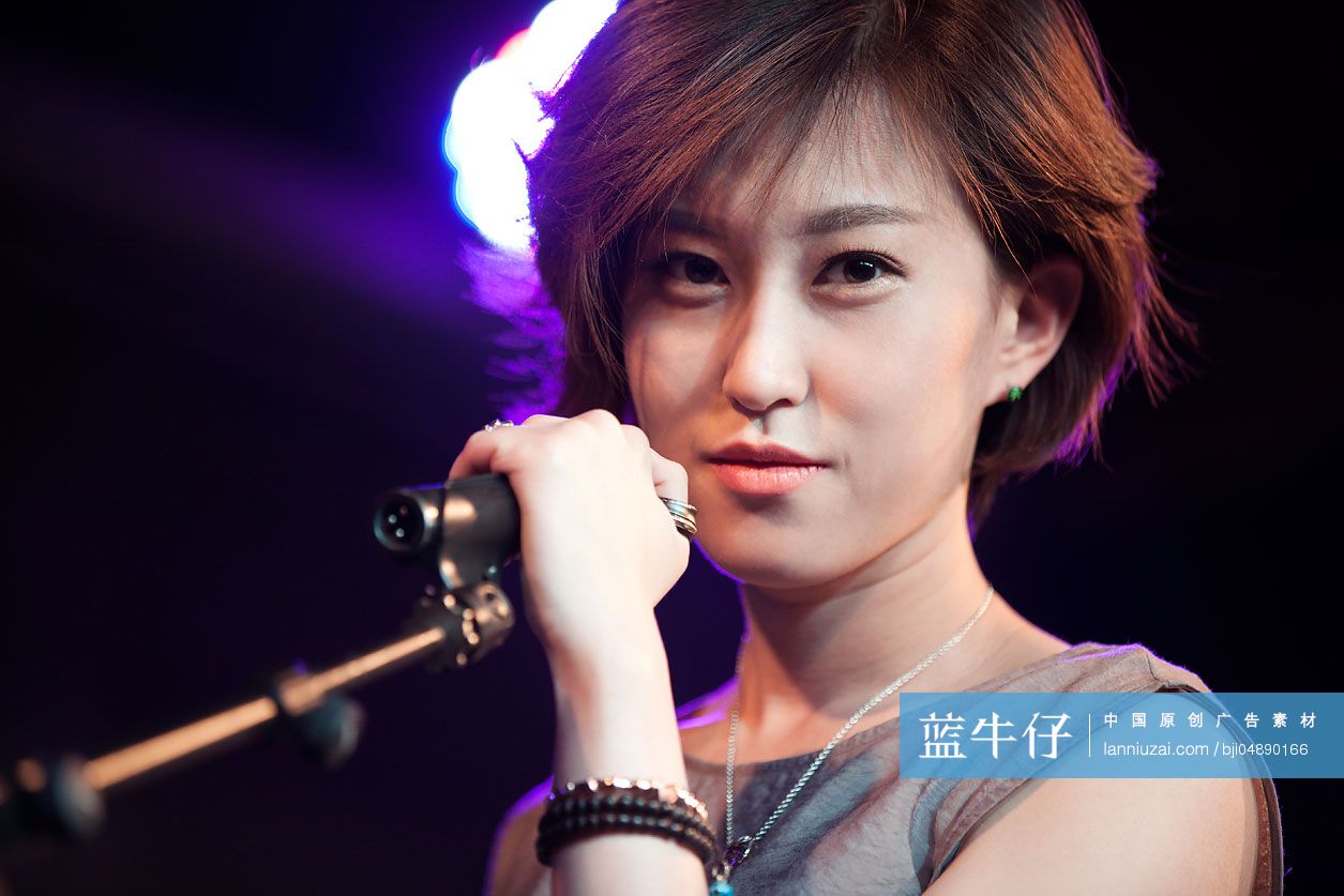 年轻女子在舞台上唱歌