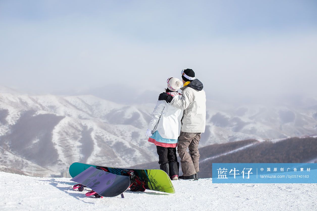 年轻情侣在滑雪场滑雪-蓝牛仔影像-中国原创广告影像素材
