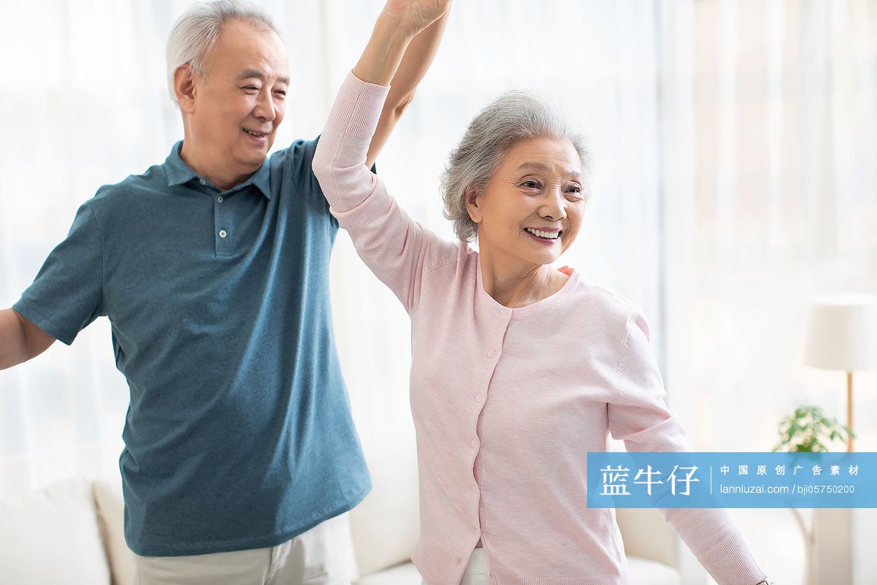 快乐的老年夫妇在客厅跳舞-蓝牛仔影像-中国原创广告影像素材