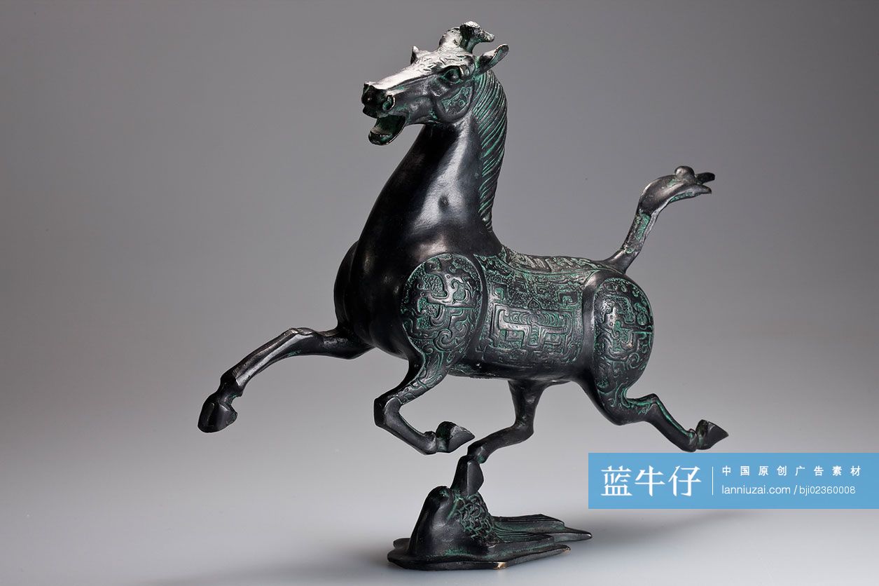 青铜马雕塑