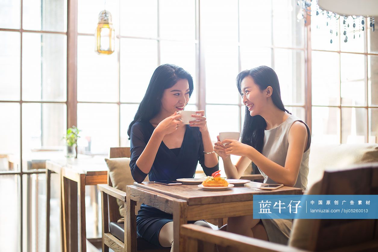 闺蜜在咖啡馆喝咖啡